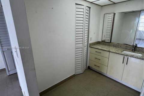 Condo in North Miami Beach, Florida, 2 bedrooms № 2038883 - photo 18