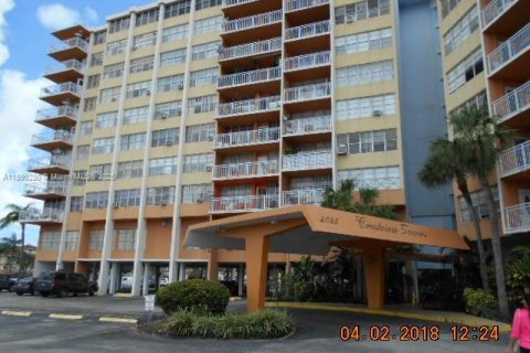 Condo in North Miami Beach, Florida, 2 bedrooms  № 2038883
