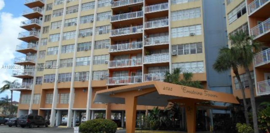 Condo in North Miami Beach, Florida, 2 bedrooms № 2038883