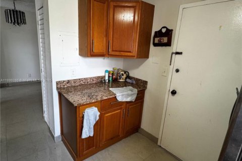 Condo in North Miami Beach, Florida, 2 bedrooms № 2038883 - photo 11