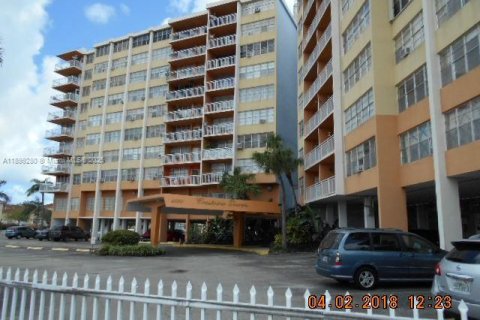 Condo in North Miami Beach, Florida, 2 bedrooms № 2038883 - photo 3