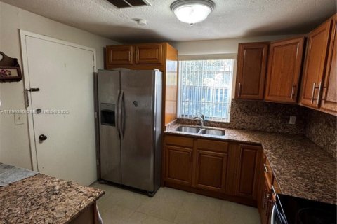 Condo in North Miami Beach, Florida, 2 bedrooms № 2038883 - photo 7