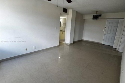 Condo in North Miami Beach, Florida, 2 bedrooms № 2038883 - photo 4