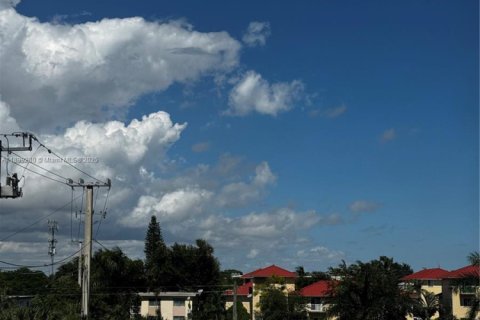 Condo in North Miami Beach, Florida, 2 bedrooms № 2038883 - photo 24