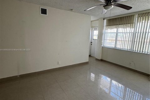 Condo in North Miami Beach, Florida, 2 bedrooms № 2038883 - photo 6