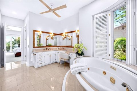 House in Cortez, Florida 4 bedrooms, 477.33 sq.m. № 2123873 - photo 21
