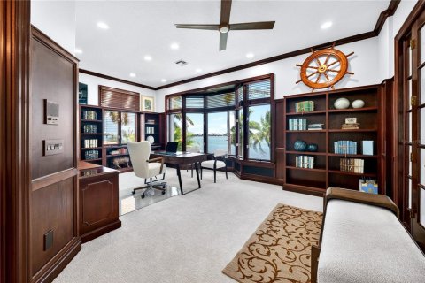 House in Cortez, Florida 4 bedrooms, 477.33 sq.m. № 2123873 - photo 29