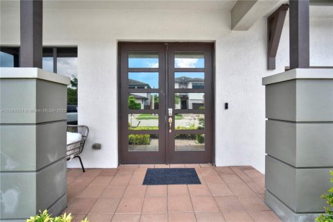 House in Miami Lakes, Florida 4 bedrooms, 264.49 sq.m. № 1891652 - photo 3