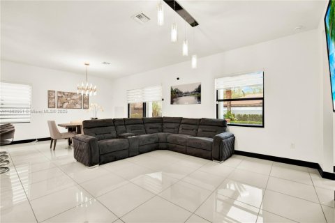 House in Miami Lakes, Florida 4 bedrooms, 264.49 sq.m. № 1891652 - photo 14