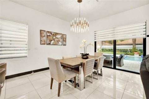 House in Miami Lakes, Florida 4 bedrooms, 264.49 sq.m. № 1891652 - photo 11