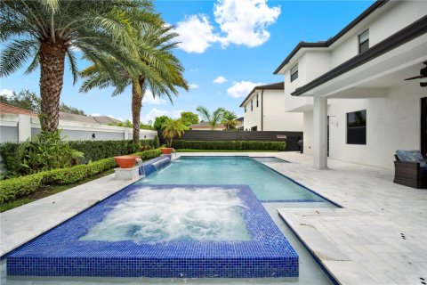 House in Miami Lakes, Florida 4 bedrooms, 264.49 sq.m. № 1891652 - photo 23