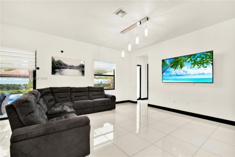 House in Miami Lakes, Florida 4 bedrooms, 264.49 sq.m. № 1891652 - photo 13