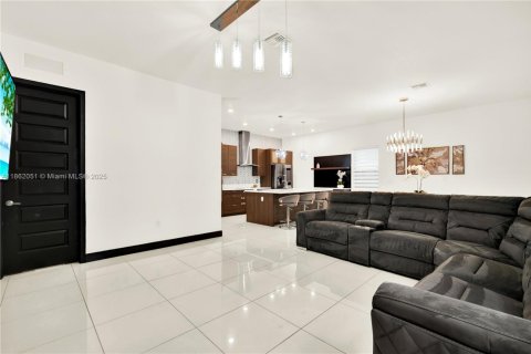 House in Miami Lakes, Florida 4 bedrooms, 264.49 sq.m. № 1891652 - photo 15