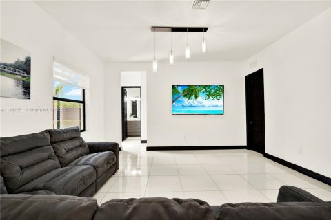 House in Miami Lakes, Florida 4 bedrooms, 264.49 sq.m. № 1891652 - photo 16