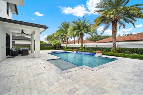 House in Miami Lakes, Florida 4 bedrooms, 264.49 sq.m. № 1891652 - photo 20