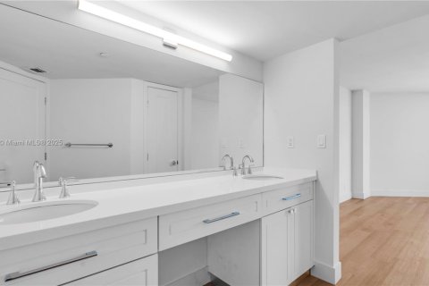 Apartamento en alquiler en Miami, Florida, 2 dormitorios, 130.43 m2 № 1921506 - foto 25