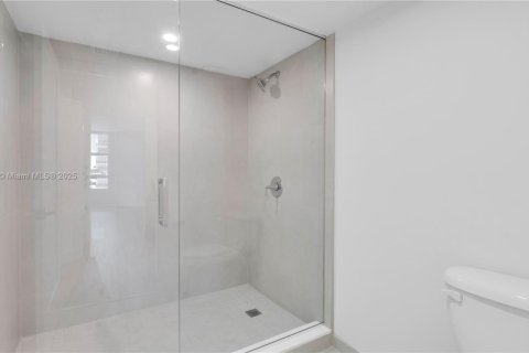 Apartamento en alquiler en Miami, Florida, 2 dormitorios, 130.43 m2 № 1921506 - foto 27
