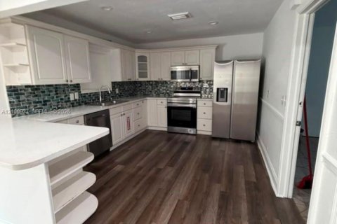 House in Fort Lauderdale, Florida 4 bedrooms, 204.57 sq.m. № 2402455 - photo 8