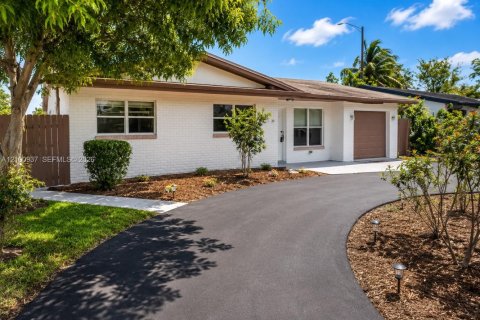 House in Fort Lauderdale, Florida 4 bedrooms, 204.57 sq.m. № 2402455