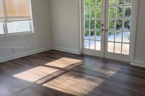 House in Fort Lauderdale, Florida 4 bedrooms, 204.57 sq.m. № 2402455 - photo 11