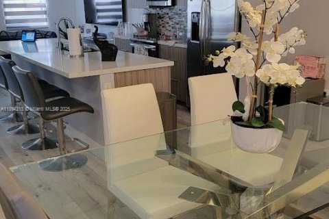 Снять в аренду кондоминиум в Дорал, Флорида 3 спальни, 132.39м2, № 1947393 - фото 2