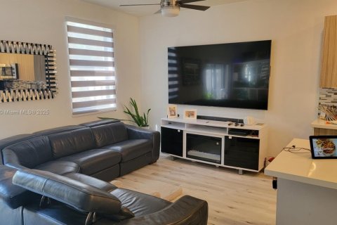 Снять в аренду кондоминиум в Дорал, Флорида 3 спальни, 132.39м2, № 1947393 - фото 4
