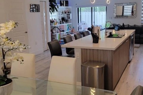 Снять в аренду кондоминиум в Дорал, Флорида 3 спальни, 132.39м2, № 1947393 - фото 3