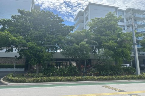 Кондоминиум с 2 спальнями в Бей-Харбор-Айлендс, Флорида № 2051021