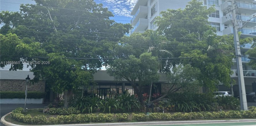 Кондоминиум с 2 спальнями в Бей-Харбор-Айлендс, Флорида № 2051021