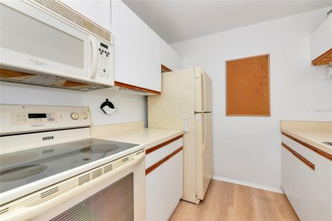 Condo in Bradenton, Florida, 2 bedrooms № 2212107 - photo 11