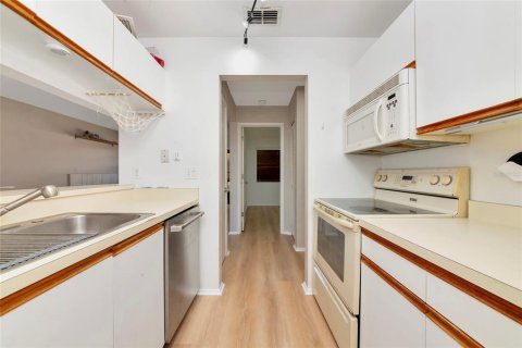 Condo in Bradenton, Florida, 2 bedrooms № 2212107 - photo 12