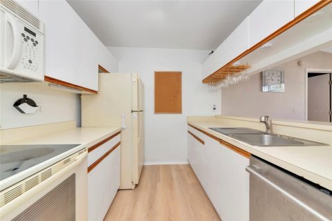 Condo in Bradenton, Florida, 2 bedrooms № 2212107 - photo 9
