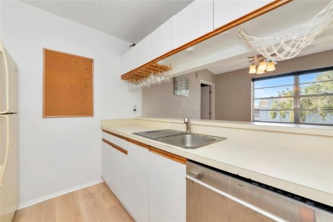 Condo in Bradenton, Florida, 2 bedrooms № 2212107 - photo 10