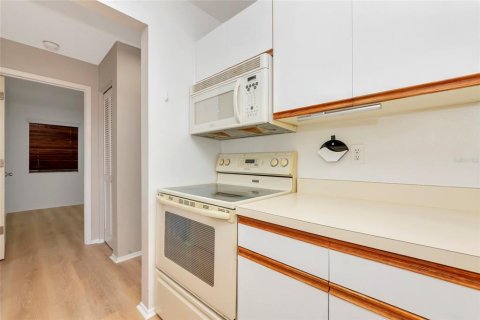 Condo in Bradenton, Florida, 2 bedrooms № 2212107 - photo 13