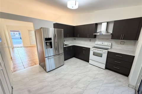 Adosado en alquiler en Hialeah, Florida, 3 dormitorios, 106.84 m2 № 2009293 - foto 3