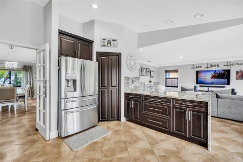 House in Miami, Florida 4 bedrooms, 233.46 sq.m. № 1964991 - photo 13