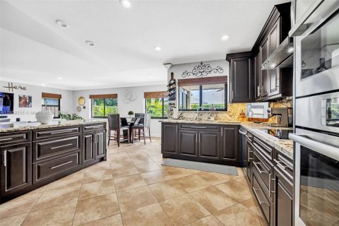 House in Miami, Florida 4 bedrooms, 233.46 sq.m. № 1964991 - photo 15