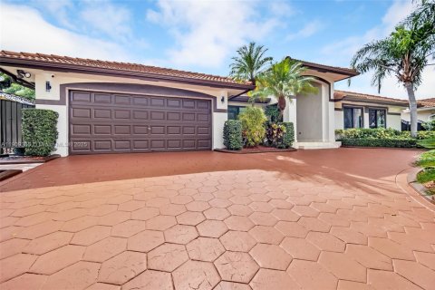 House in Miami, Florida 4 bedrooms, 233.46 sq.m. № 1964991 - photo 3