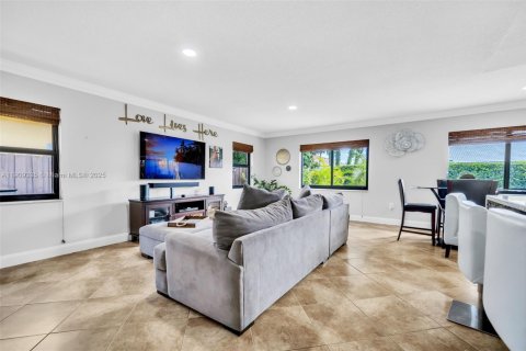 House in Miami, Florida 4 bedrooms, 233.46 sq.m. № 1964991 - photo 16