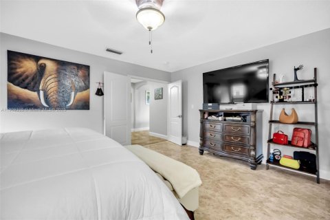 House in Miami, Florida 4 bedrooms, 233.46 sq.m. № 1964991 - photo 22