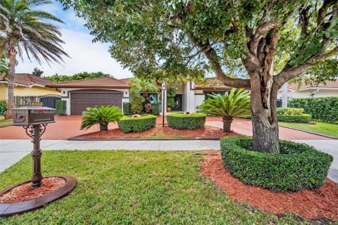 House in Miami, Florida 4 bedrooms, 233.46 sq.m. № 1964991 - photo 1