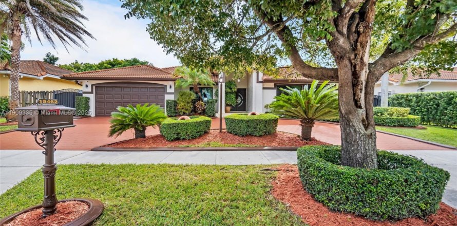 House in Miami, Florida 4 bedrooms, 233.46 sq.m. № 1964991