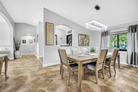 House in Miami, Florida 4 bedrooms, 233.46 sq.m. № 1964991 - photo 11