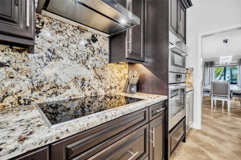 House in Miami, Florida 4 bedrooms, 233.46 sq.m. № 1964991 - photo 14