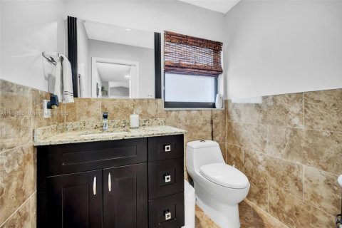 House in Miami, Florida 4 bedrooms, 233.46 sq.m. № 1964991 - photo 20