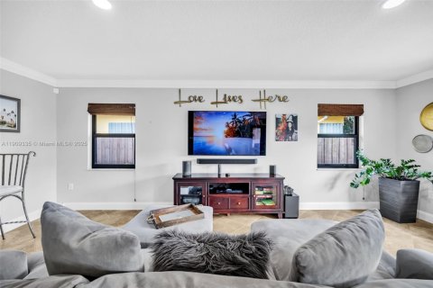 House in Miami, Florida 4 bedrooms, 233.46 sq.m. № 1964991 - photo 18