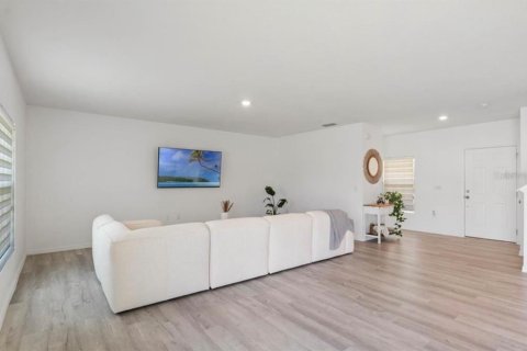 House in Davenport, Florida 4 bedrooms, 208.1 sq.m. № 1917215 - photo 10