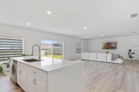 House in Davenport, Florida 4 bedrooms, 208.1 sq.m. № 1917215 - photo 8