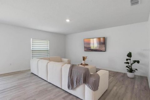 House in Davenport, Florida 4 bedrooms, 208.1 sq.m. № 1917215 - photo 11