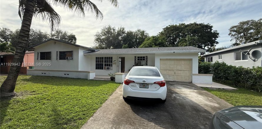 Дом в Майами, Флорида 4 спальни, 133.87м2 № 1989287